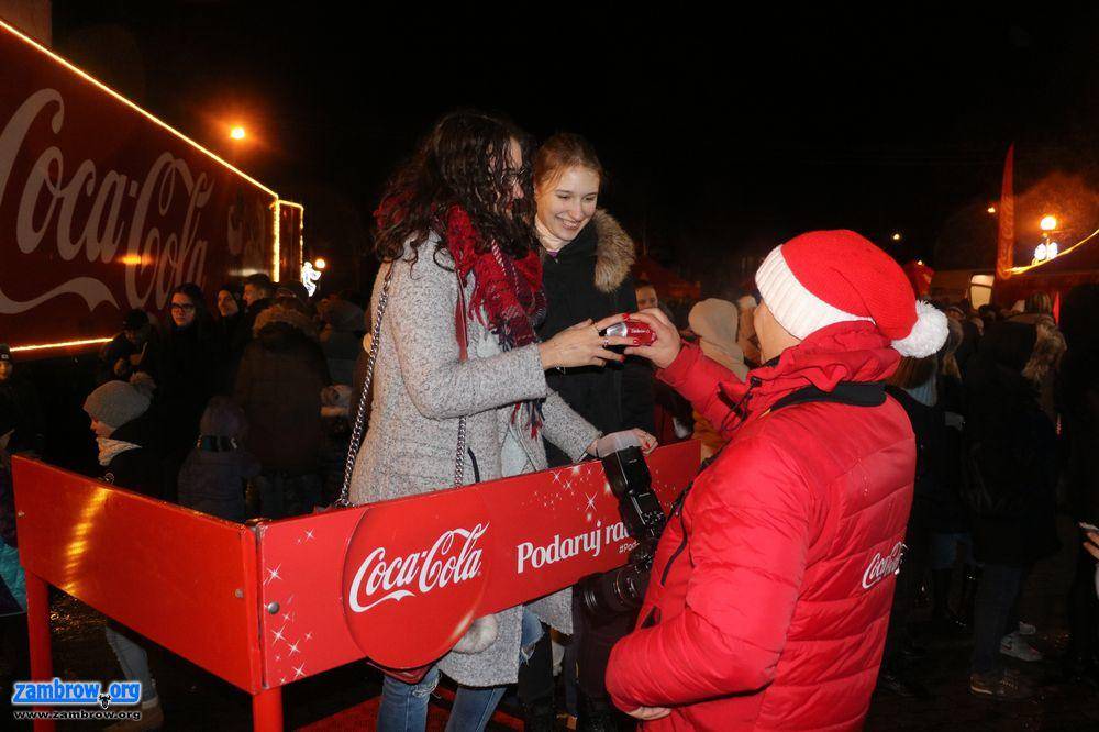 Ciężarówka Coca-Coli oblegana [foto+video]