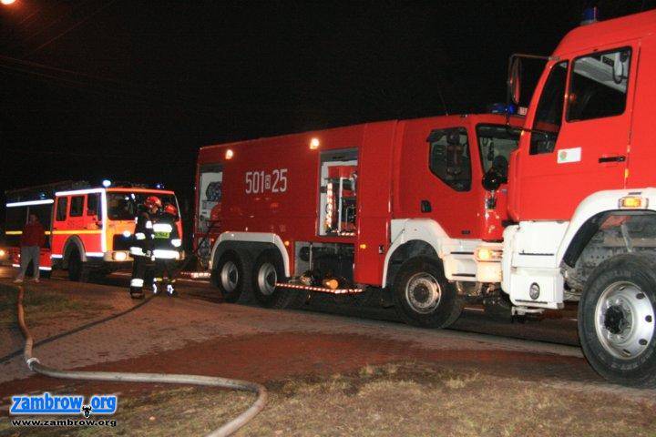 Pożar drewnianego domu w Zambrowie. 1 osoba ranna (foto)