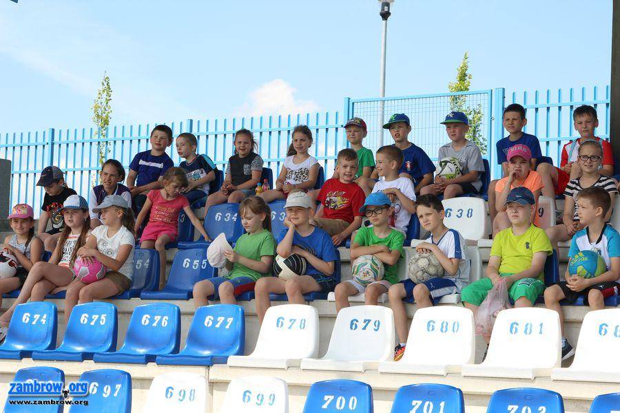 Nietypowy, otwarty trening Olimpii Zambrów. Piłkarze ćwiczyli z dziećmi [foto+video]