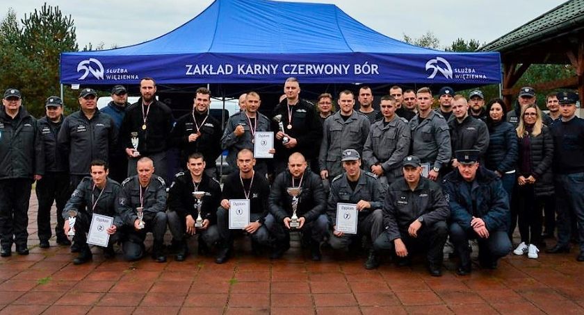 Funkcjonariusze SW rywalizowali w marszobiegu terenowym
