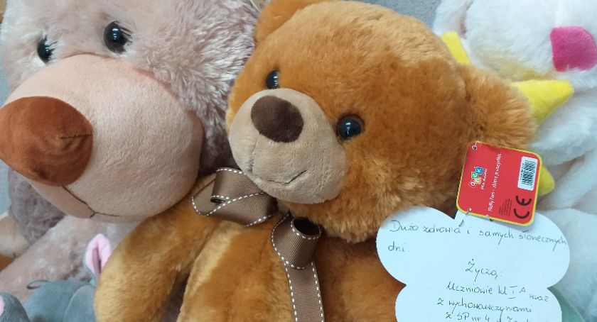 Uczniowie „Czwórki” przekazali pluszaki pacjentom CZD