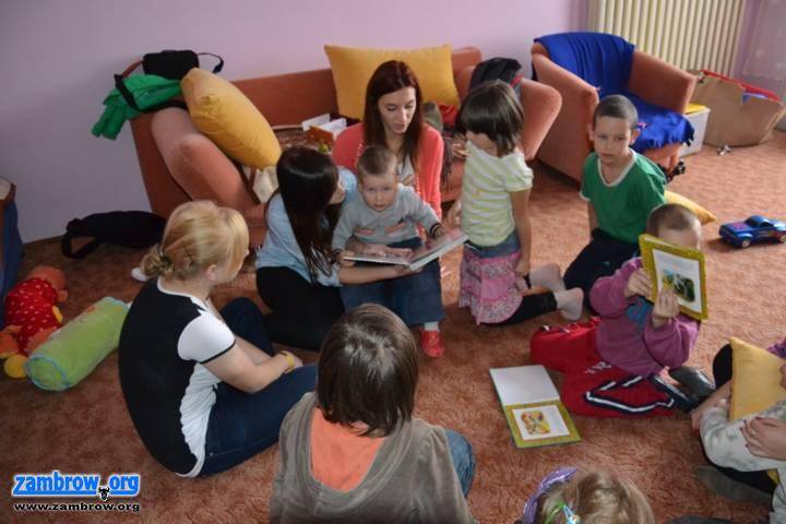 Uczniowie ZSA czytają bajki dzieciom