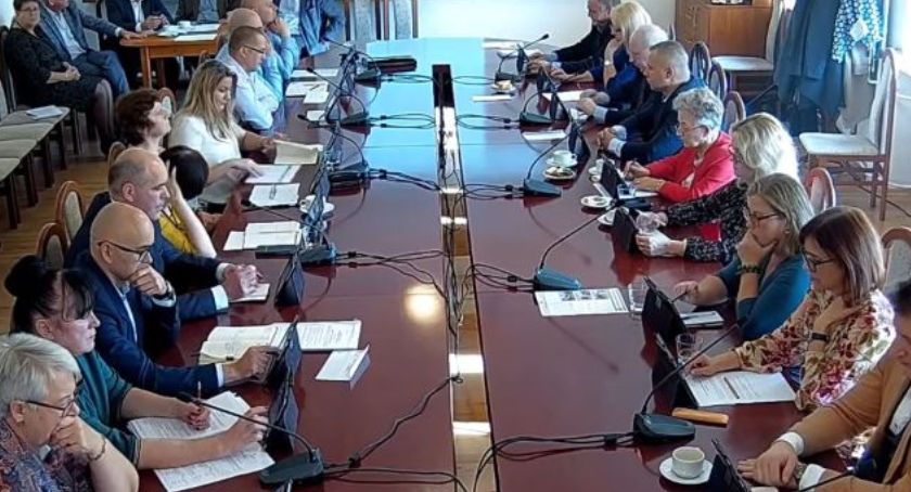 Radny miejski z wnioskami do burmistrza i starosty