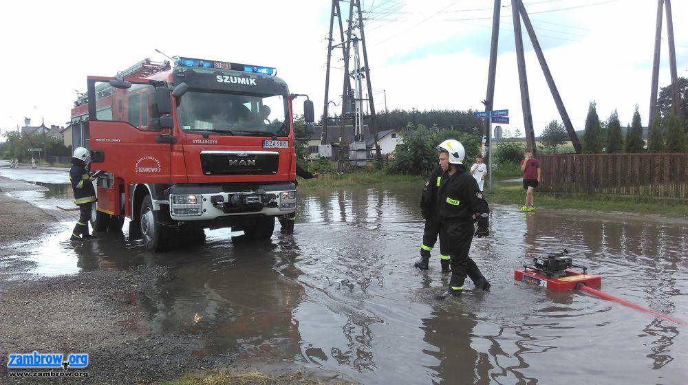 W Szumowie strażacy wypompowywali wodę z zalanych ulic [foto]