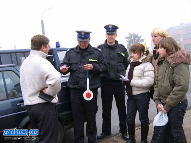 PCK Patrol: przedstawiciele PCK razem z policjantami kontrolowali i pouczali kierowców w Zambrowie