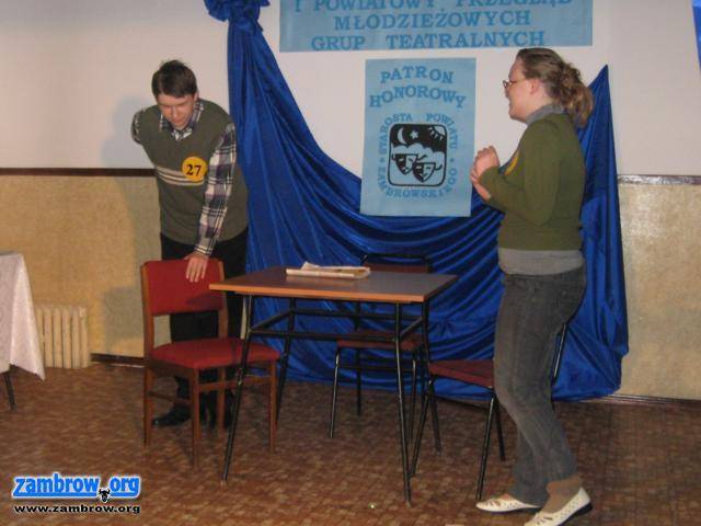 Aktorzy na scenie w zambrowskiej Bursie