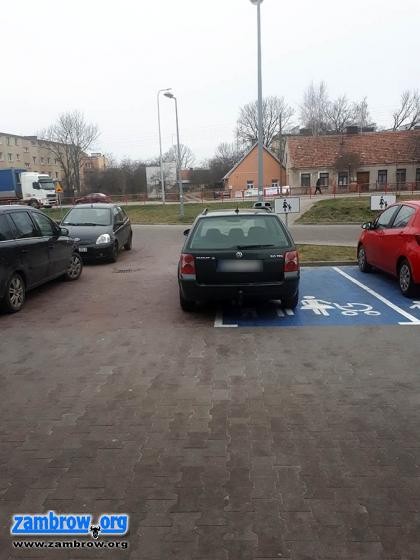 Kolejni „mistrzowie” parkowania [foto]