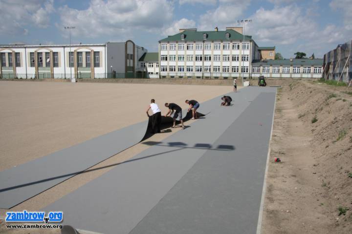 Kładą murawę obok stadionu