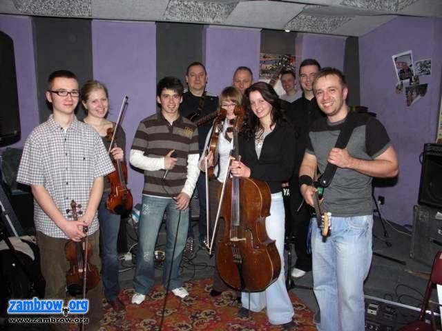 Bartek Kuśmierczyk z zambrowskim zespołem QRS w półfinale Opolskich Debiutów
