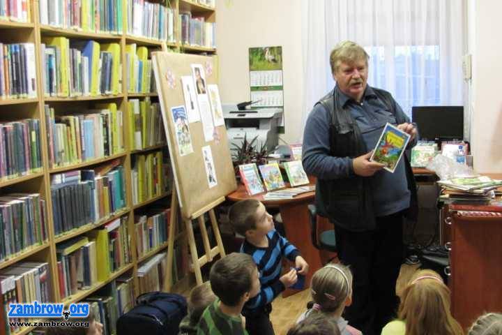 Wiesław Drabik na wesoło w Bibliotece Gminnej w Szumowie