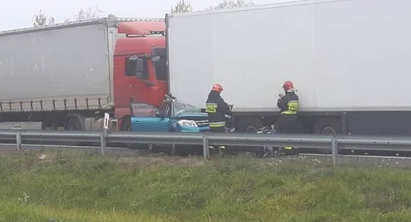 3 osoby w szpitalu po zderzeniu ciężarówek i osobówki na DK8. Droga zablokowana [aktualizacja]