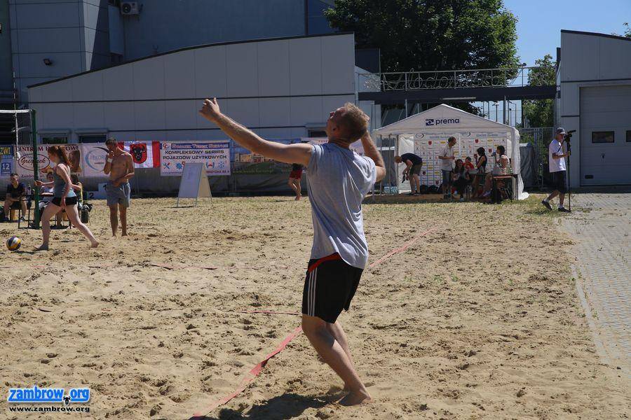 Udany turniej piłki plażowej przy basenie [foto]