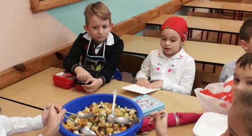 Pierwszoklasiści z „Trójki” obchodzili  Europejski Dzień Zdrowego Jedzenia i Gotowania