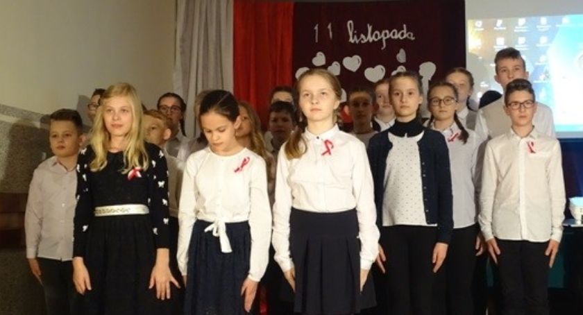 Uczniowie Szkoły Podstawowej w Starym Skarżynie upamiętnili odzyskanie niepodległości