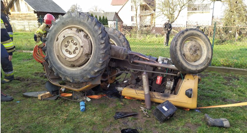 Mężczyzna przygnieciony przez ciągnik