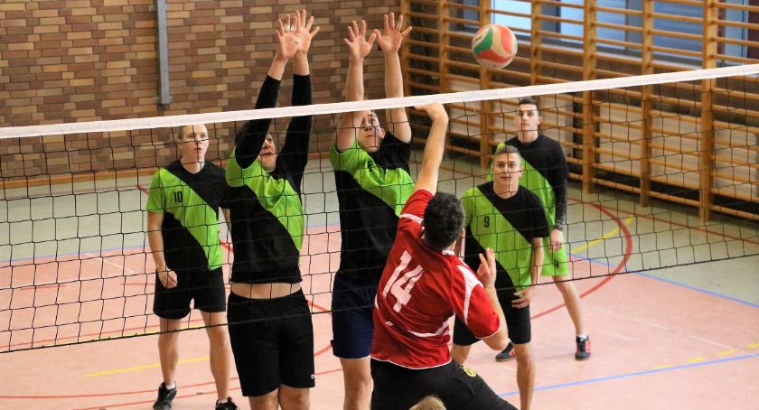 Strażacy ochotnicy z gminy Zambrów rywalizowali w piłce siatkowej [foto]