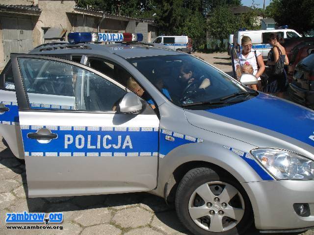 Wizyta dzieci z OWR Caritas w komendzie policji