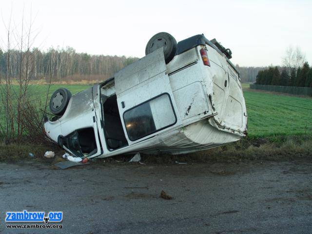 Dostawczy Ford wylądował na dachu