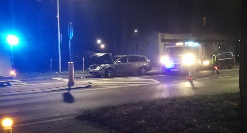 Dziecko przewiezione do szpitala po zderzeniu dwóch osobówek na AWP [foto]