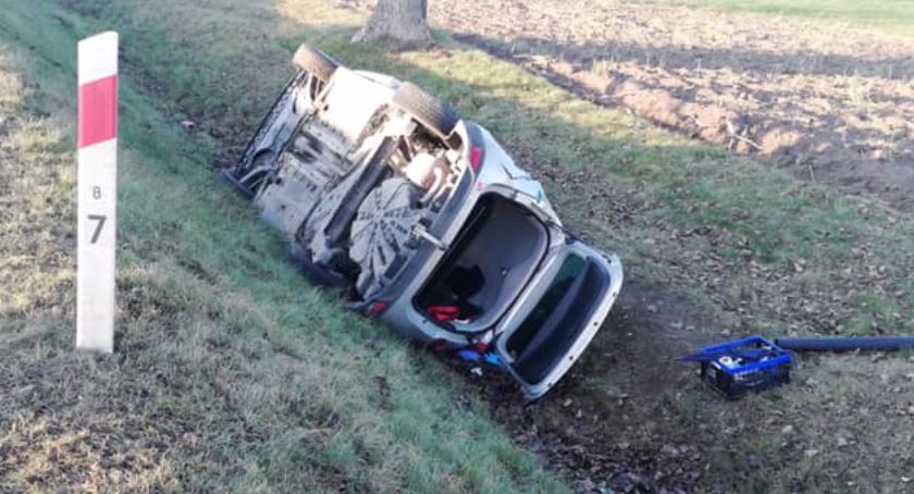 Osobówka dachowała na DK66. Kierowca w szpitalu