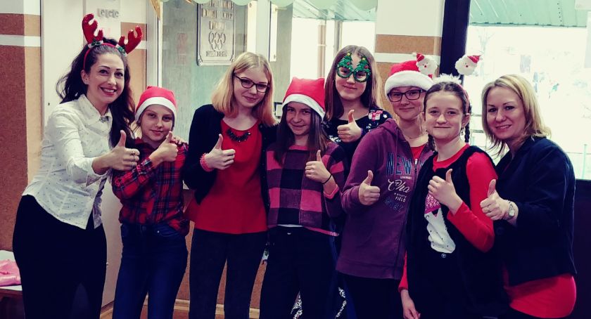 Świąteczny kiermasz wolontariuszy z SP3 