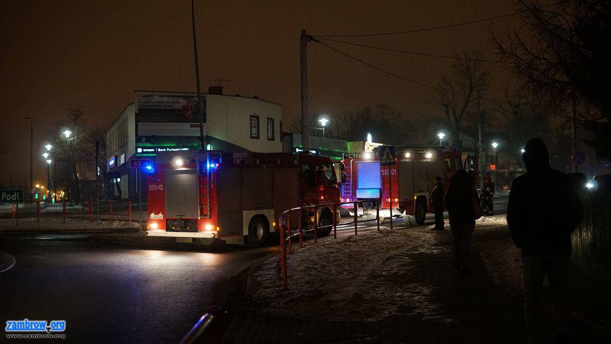 Seicento zatrzymało się na słupie [foto]