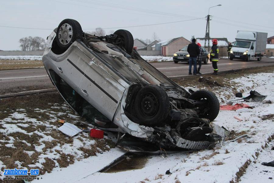 Samochód wylądował rowie. Kierowca uciekł z miejsca zdarzenia [foto]
