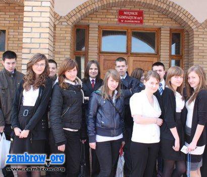 Gimnazaliści po egzaminach. Wrażenia po teście językowym. Arkusze egzaminów 2011 w PDF