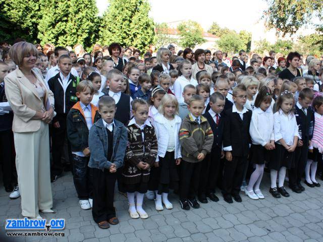 Niemal 4,5 tys. uczniów w Zambrowie zasiądzie dziś w szkolnych ławach