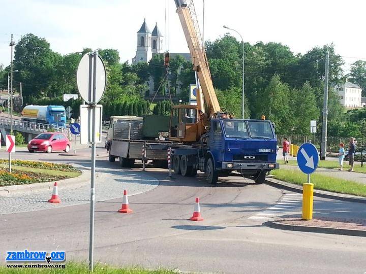 Maszyna spadła na rondzie z naczepy [foto]