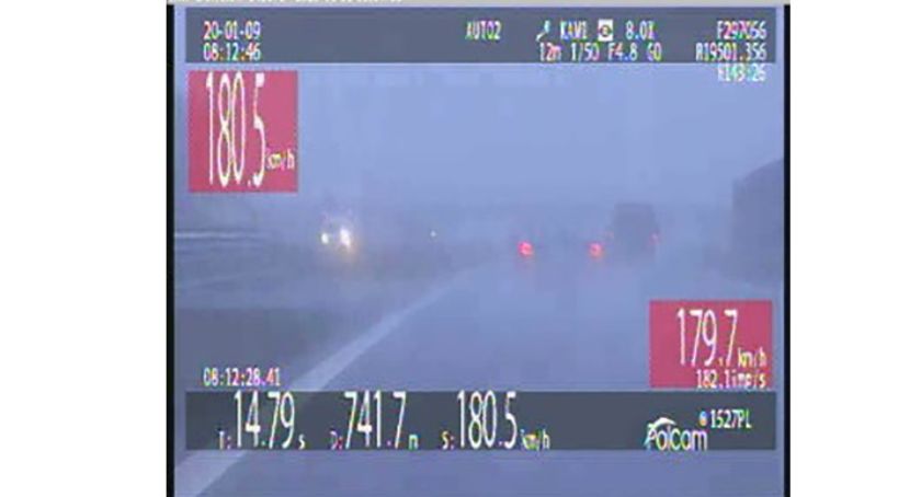 Pirat drogowy pędził 180km/h w deszczu i we mgle [video]