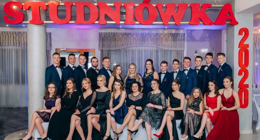 Studniówka ILO 2020. Zdjęcia grupowe