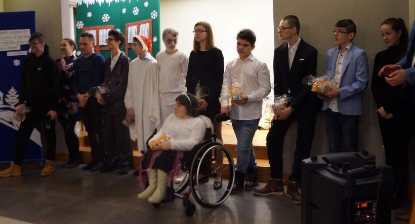 Podopieczni Internatu SOSW w Długoborzu wystawili „Opowieść wigilijną” [foto+video]