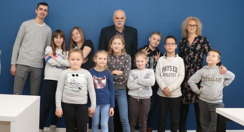 Zobaczyli zambrow.org „od kuchni”. Feryjna wizyta dzieci w naszej redakcji [foto+video]