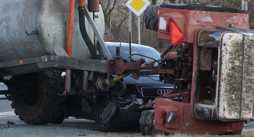 O krok od tragedii. Ciągnik przewrócił się na DK66