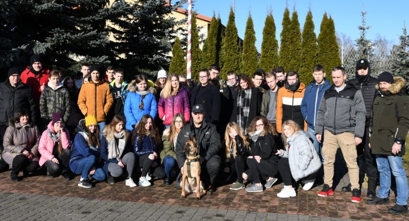 Uczniowie klas mundurowych w zakładzie karnym 