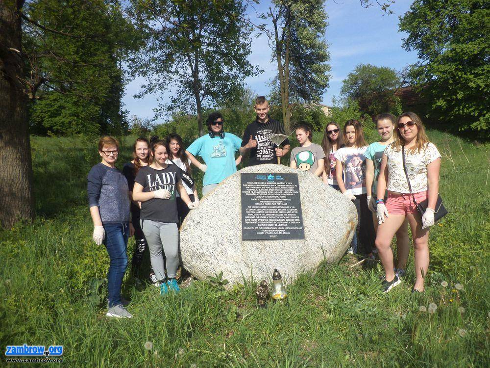Wychowankowie bursy porządkowali cmentarz żydowski