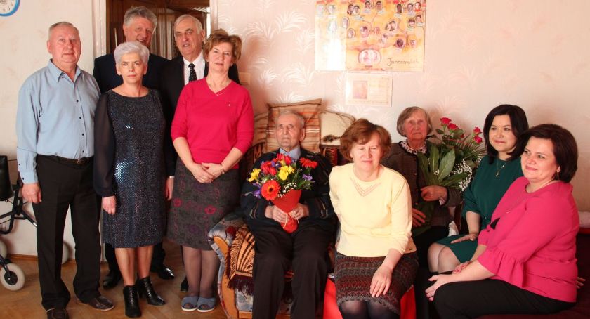 100 świeczek na torcie urodzinowym