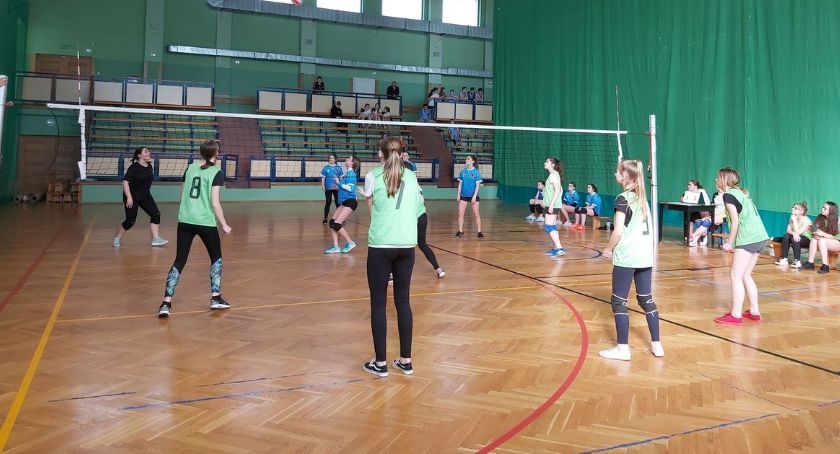 Uczniowie „Czwórki” i „Piątki” w Finale Grupy Zachodniej w siatkówce