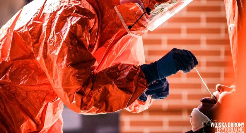 Terytorialsi pobierają wymazy na obecność koronawirusa