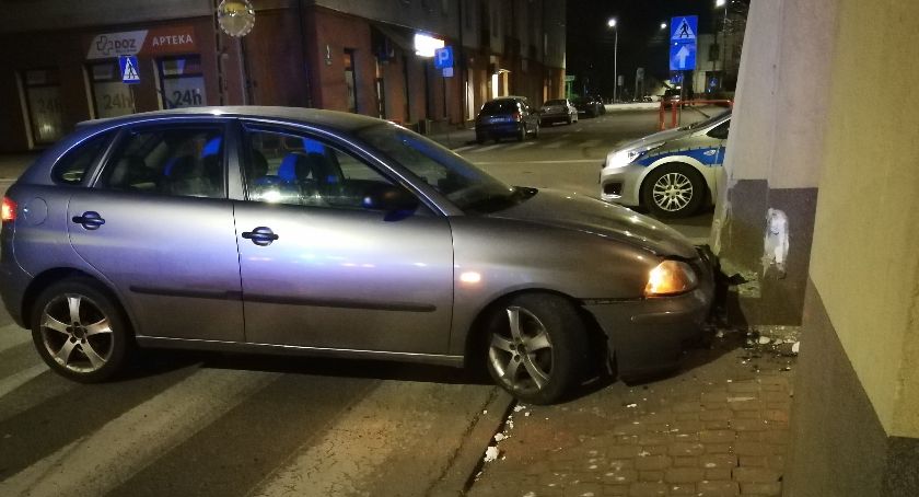 Pijany kierowca wjechał w filar budynku [foto]