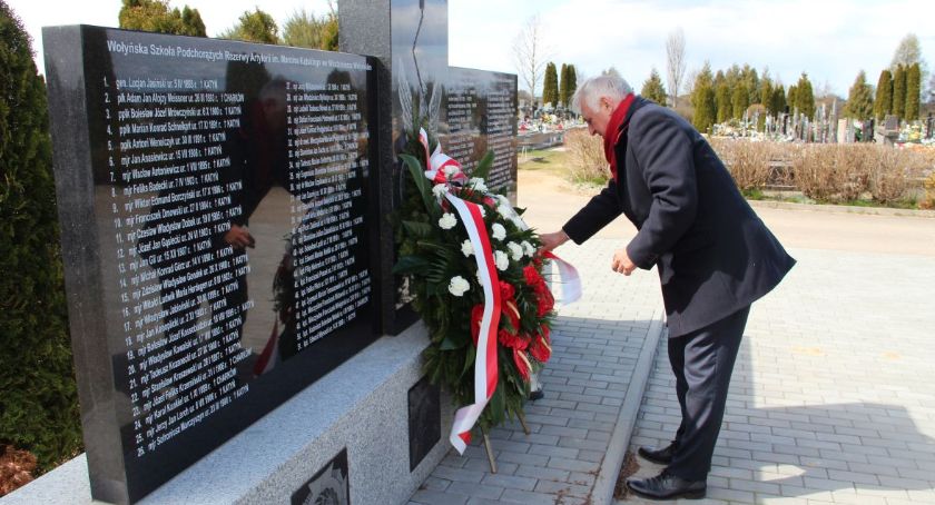 Burmistrz samotnie pod pomnikiem ofiar zbrodni katyńskiej