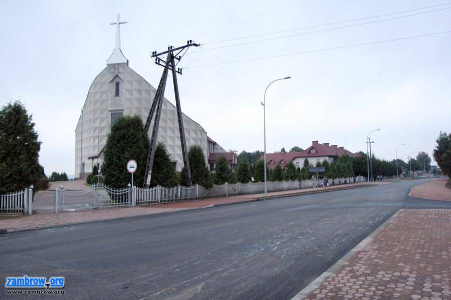 Wylali ostatnią warstwę masy bitumicznej na ul. Papieża Jana Pawła II [foto]