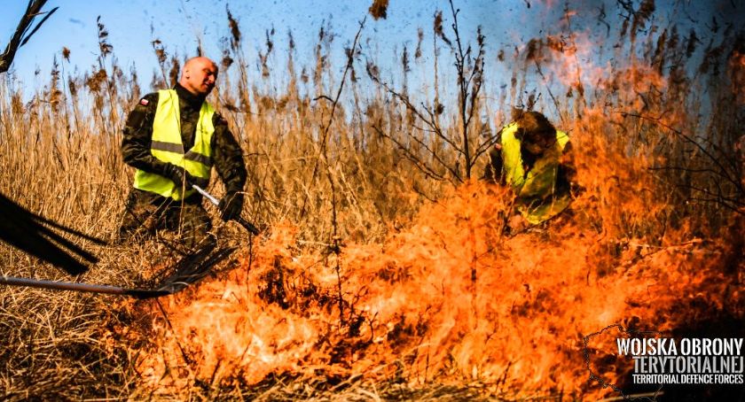 Terytorialsi walczą z pożarem BPN [foto+video]