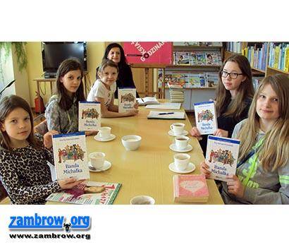 Czytają i dyskutują w bibliotece
