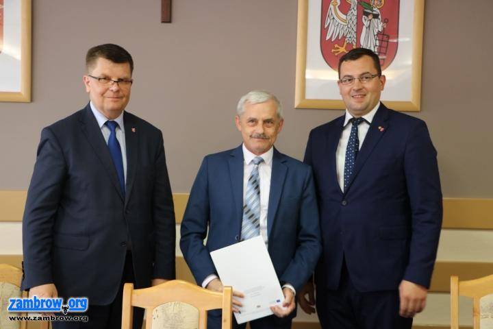 Gminy z powiatu zambrowskiego podpisały umowy na zakup sprzętu ratowniczo– gaśniczego