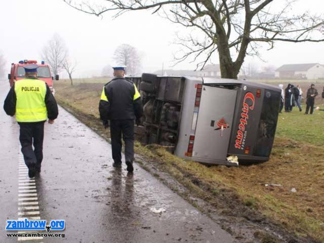 Wypadek autobusu. 4 osoby ranne
