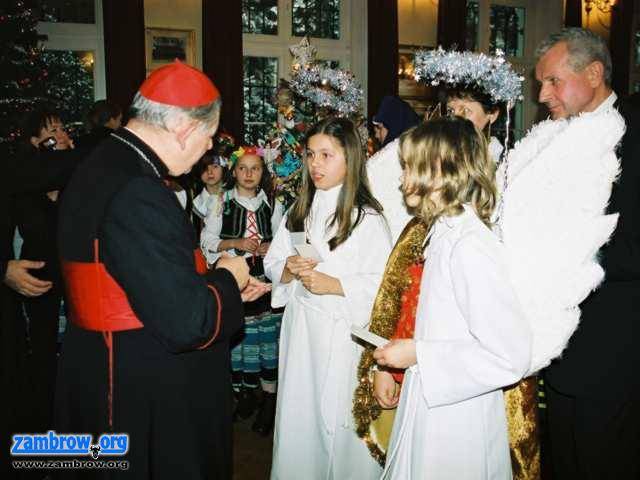 Uczniowie i nauczyciele Szkoły Podstawowej nr 4 w Zambrowie na spotkaniu opłatkowym z Jego Eminencją