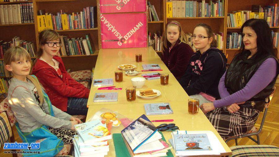 Czytają, dyskutują i bawią się w bibliotece
