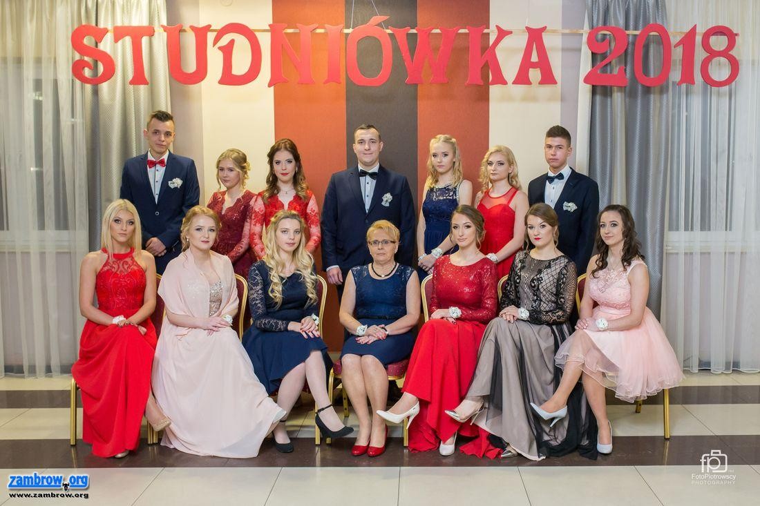 Studniówka ZSA 2018. Zdjęcia grupowe